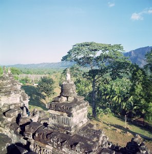 Vue depuis le monument montrant une balustrade surmontée de petits stupas ou dagobs, érigée vers 800